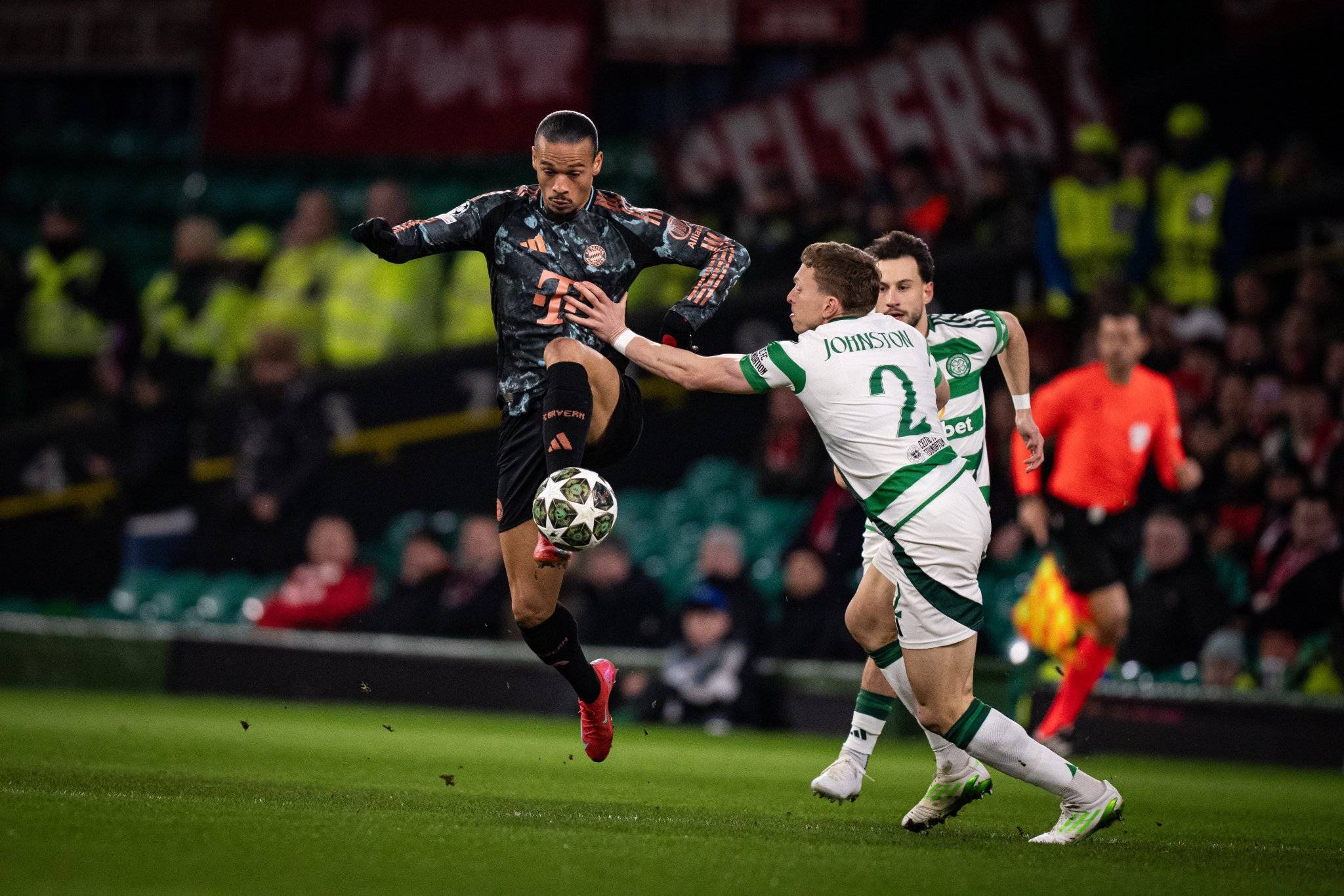 蒂亚戈远射定胜局，拜仁慕尼黑击败晋级！的简单介绍