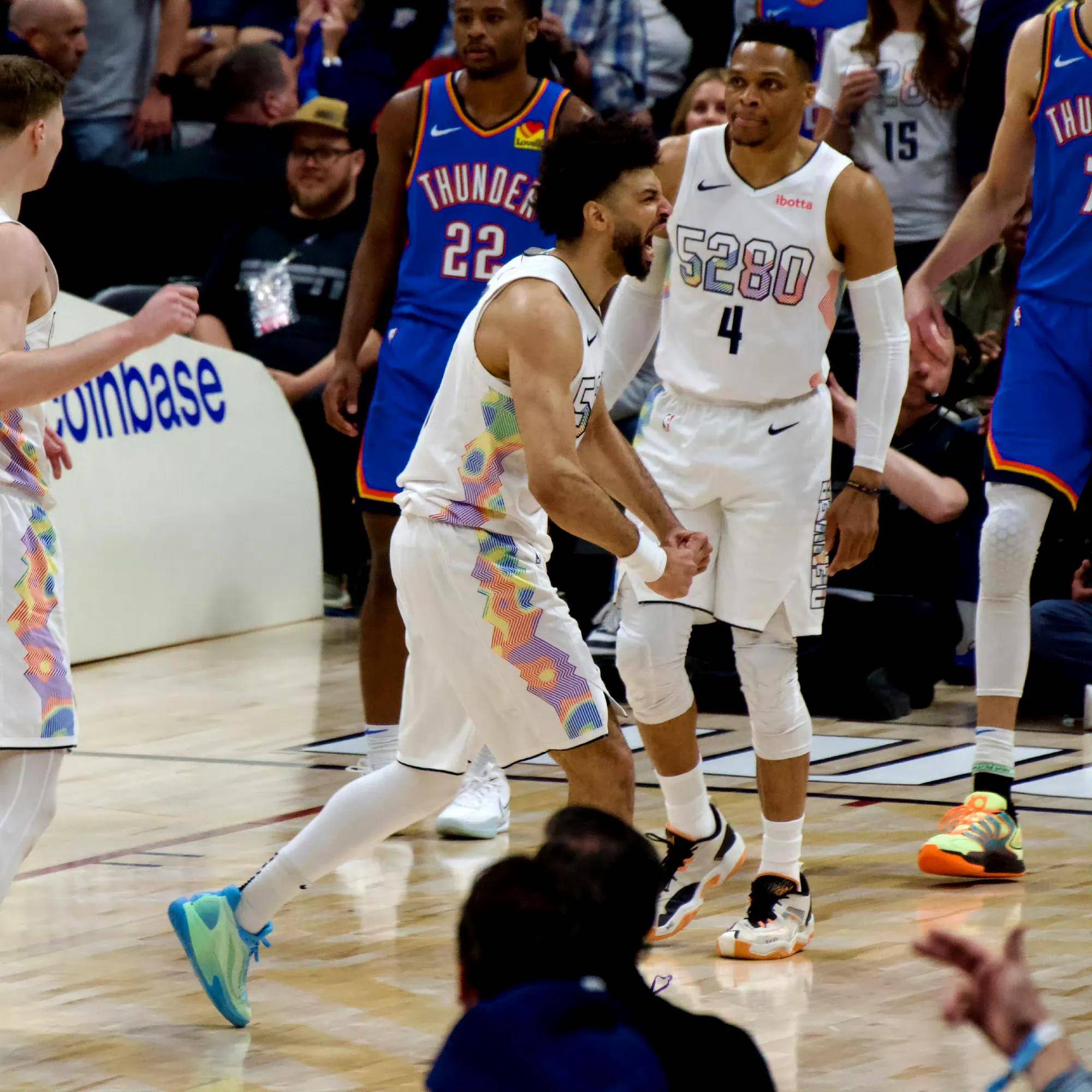 关于极度刺激，欧预赛球队厮杀场上，观众情绪高涨的信息