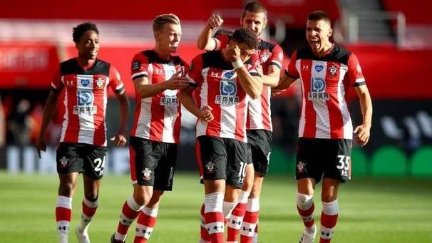 奥格斯堡队打破僵局，实现逆袭