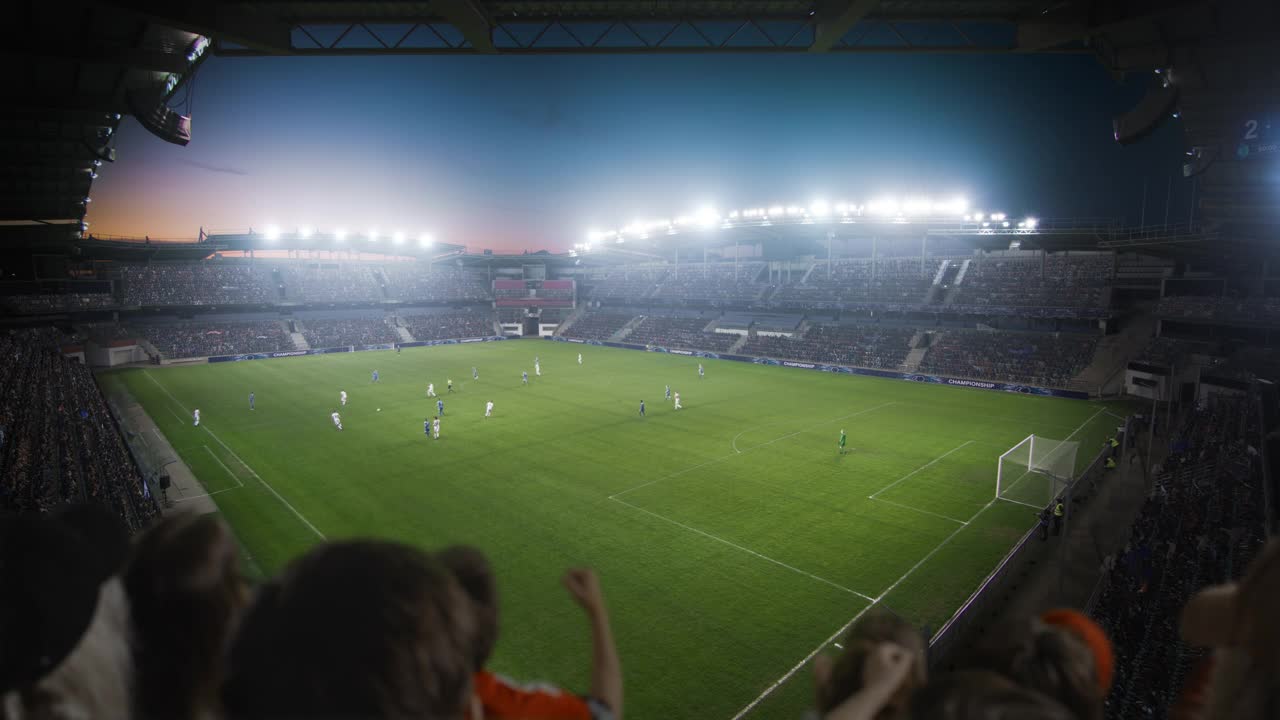 精彩瞬间回放足球场上，引发球迷欢呼的简单介绍