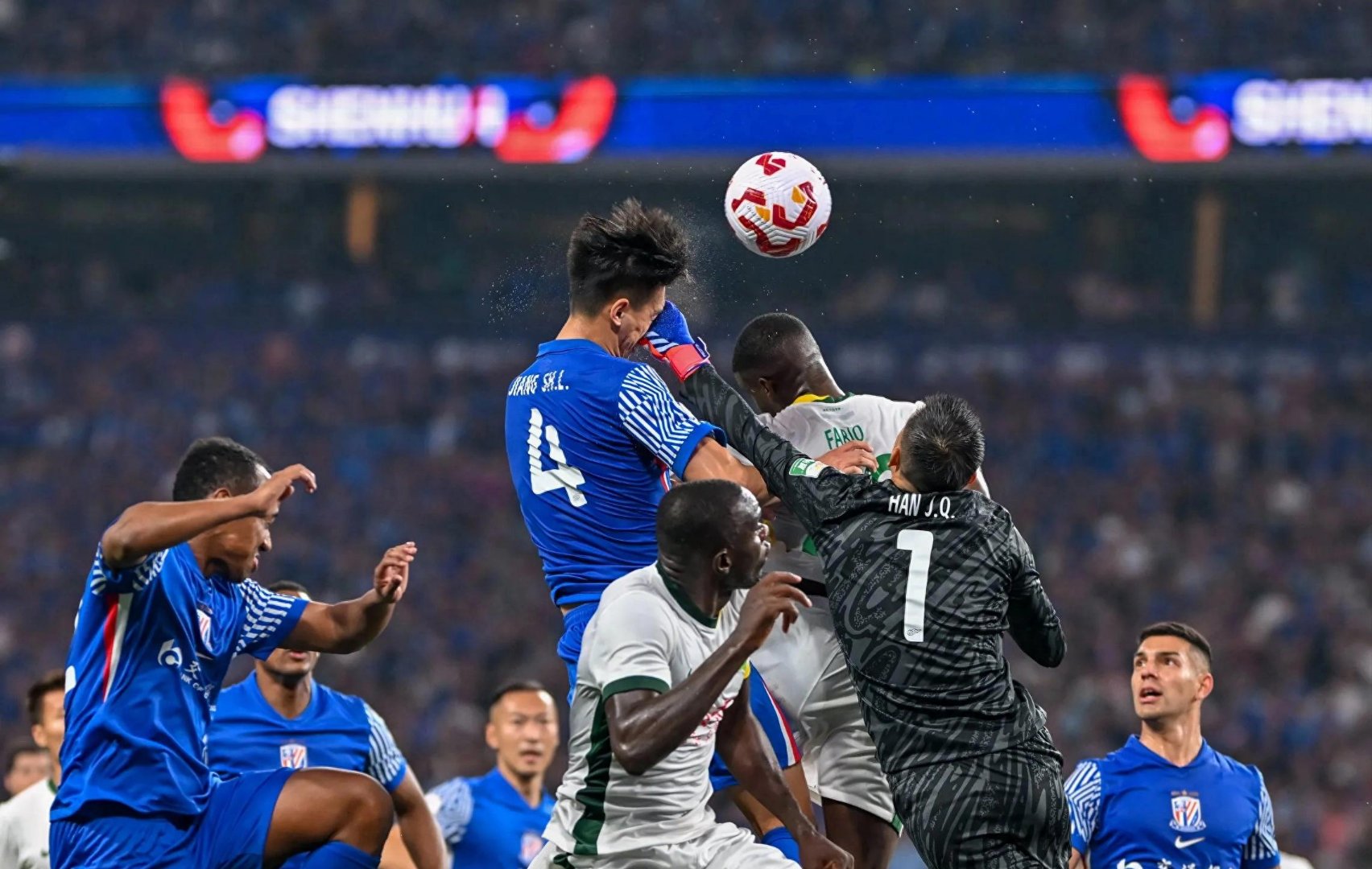 关于拼尽全力：中超球队备战重要战役的信息