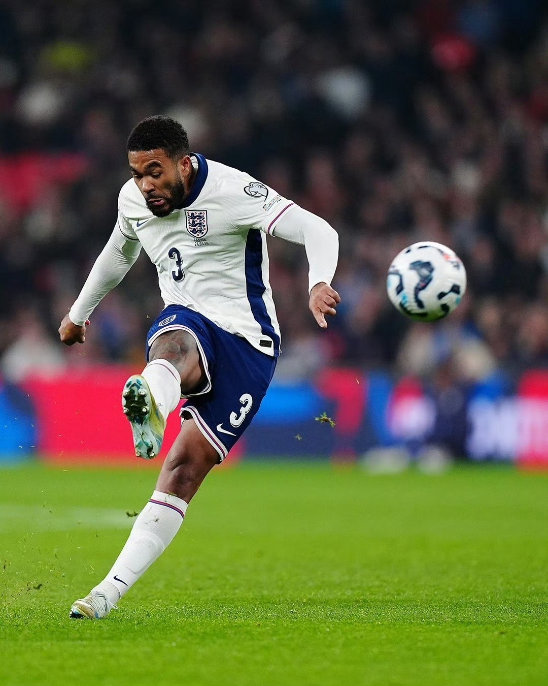 英格兰轻松击败波兰，晋级领先