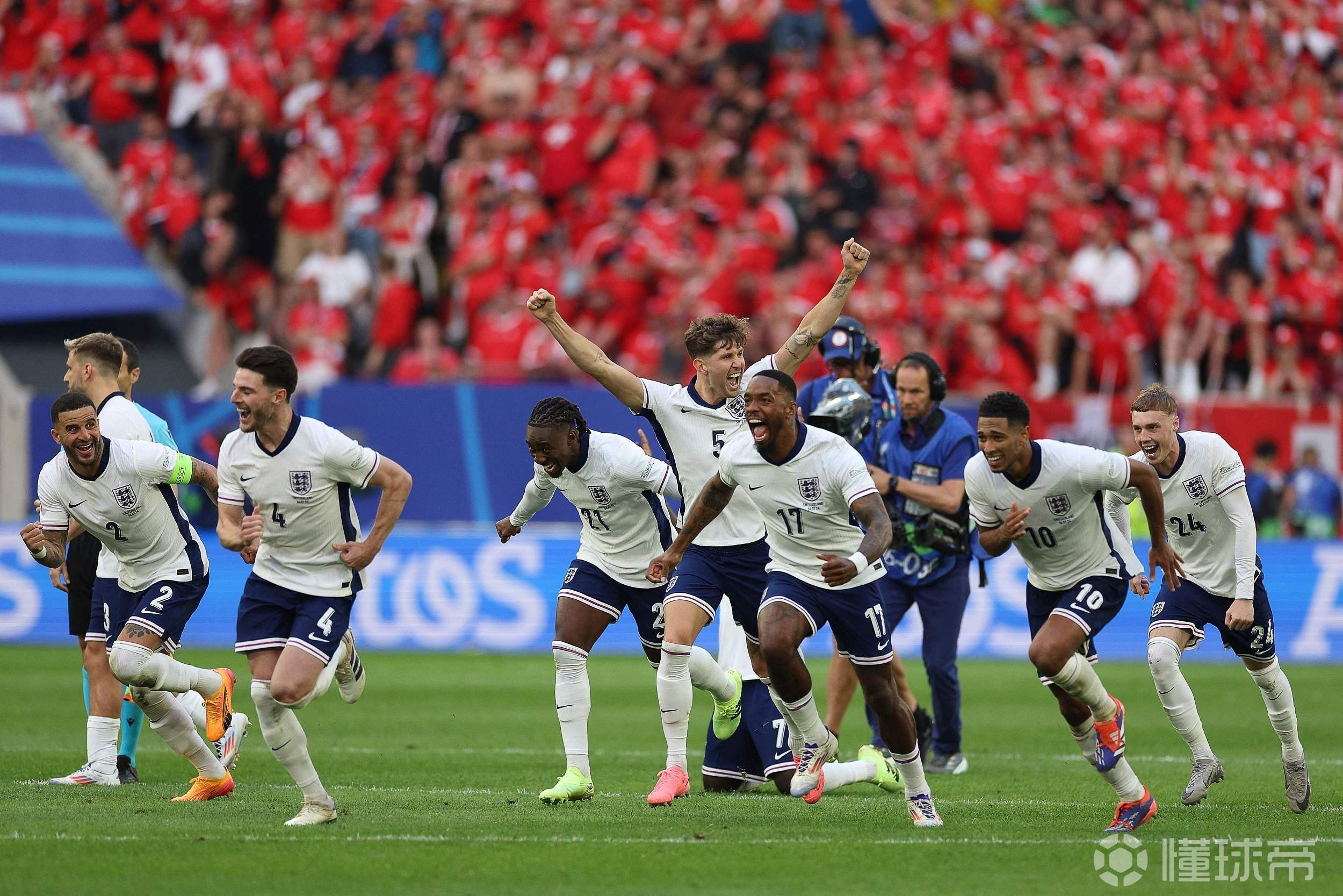英格兰轻松击败波兰，晋级领先