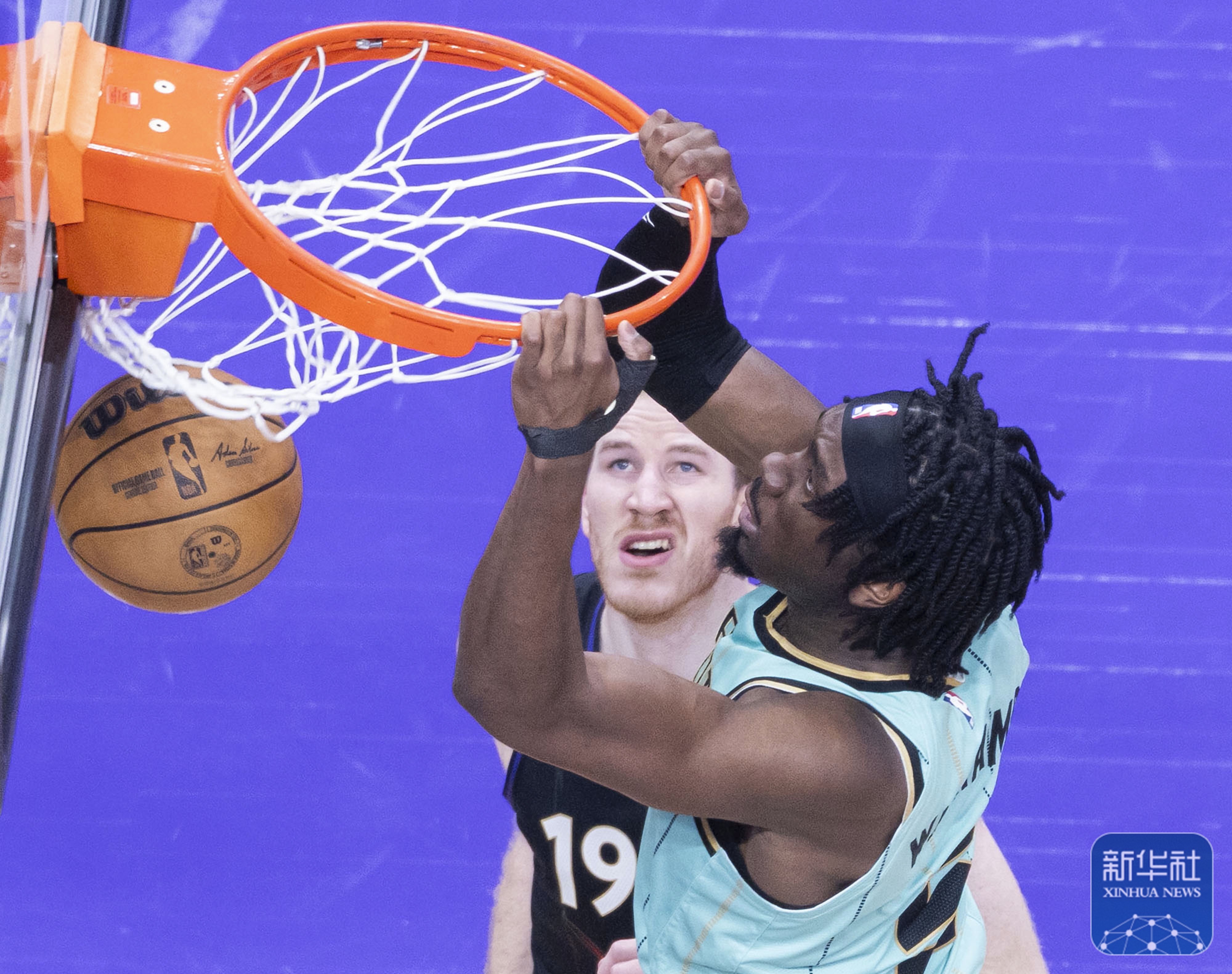 包含猛龙后卫连续比赛高效表现，成为球队得分王的词条