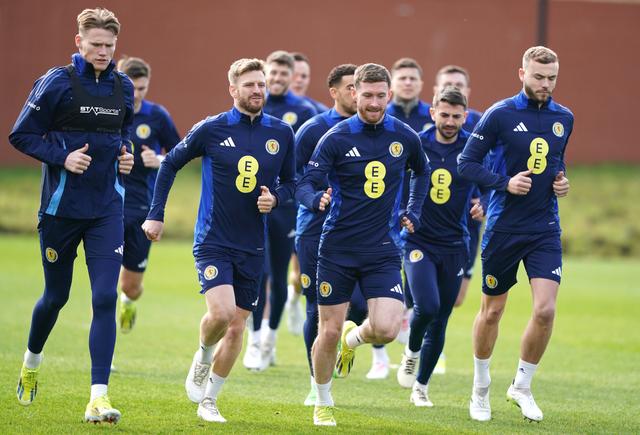 挪威队对决荷兰队，追求出线希望