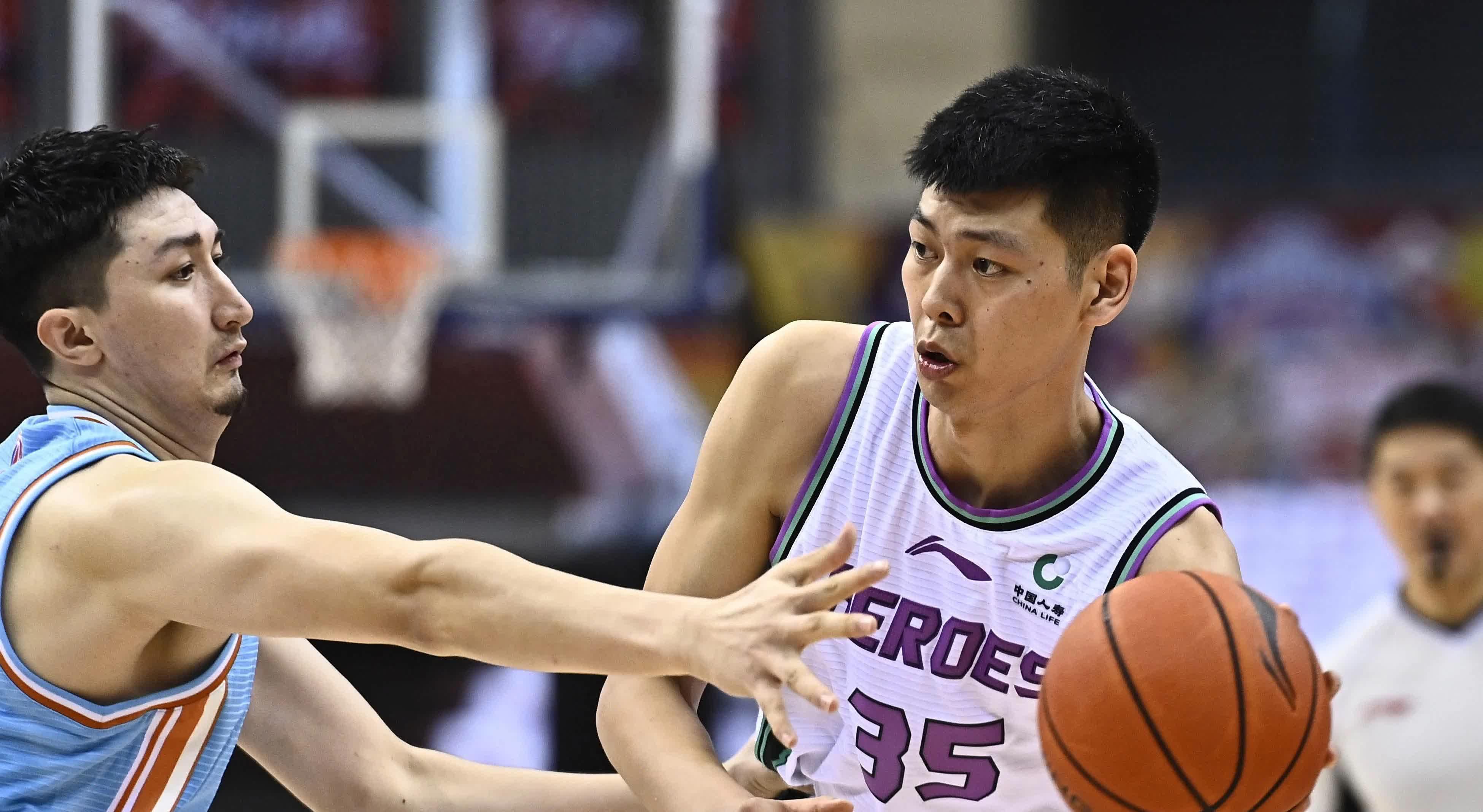 山东男篮队员拼尽全力，力取胜利的简单介绍