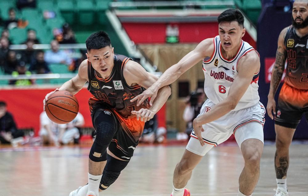 山东男篮队员拼尽全力，力取胜利的简单介绍