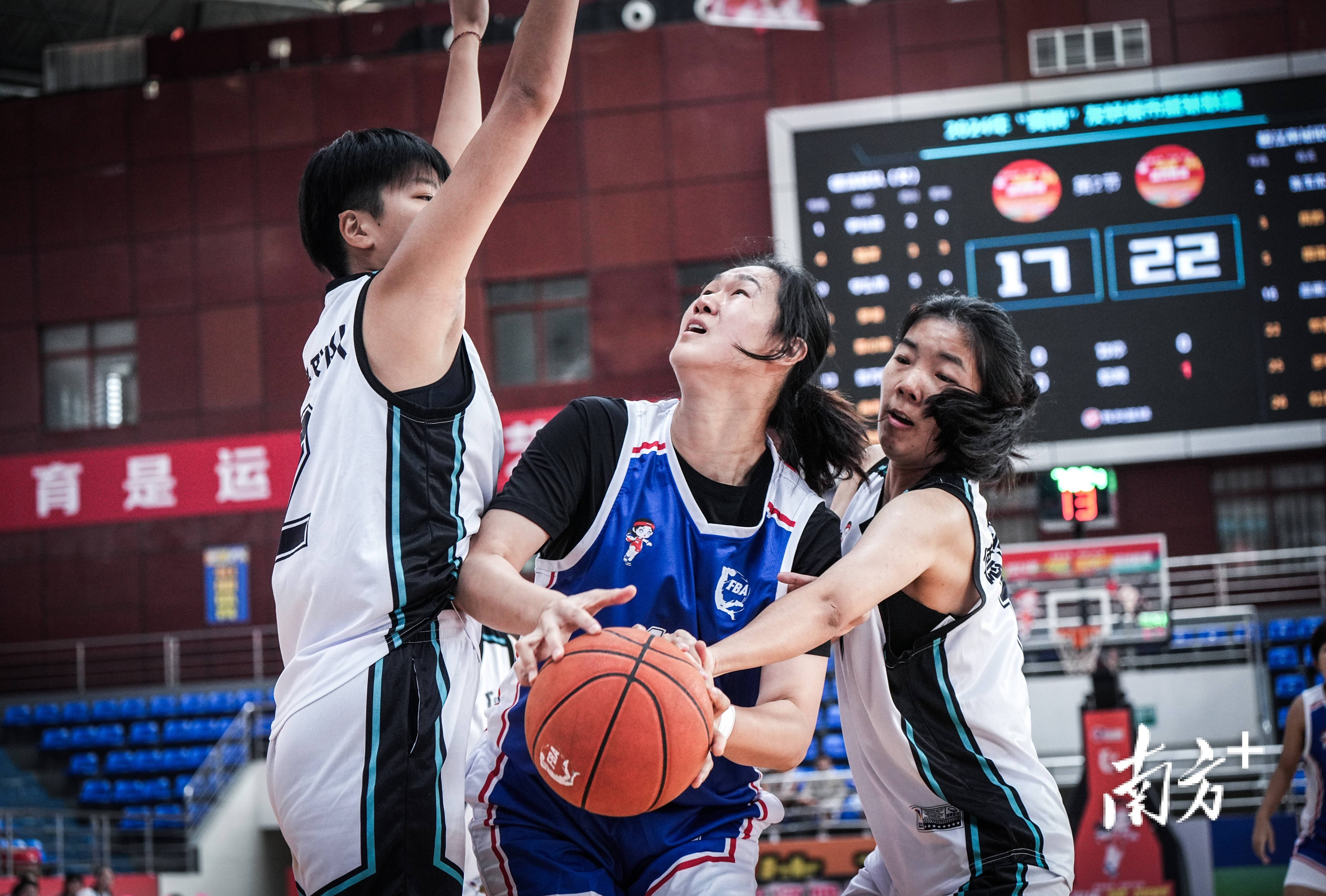 女子篮球队员在比赛中展现出色表现