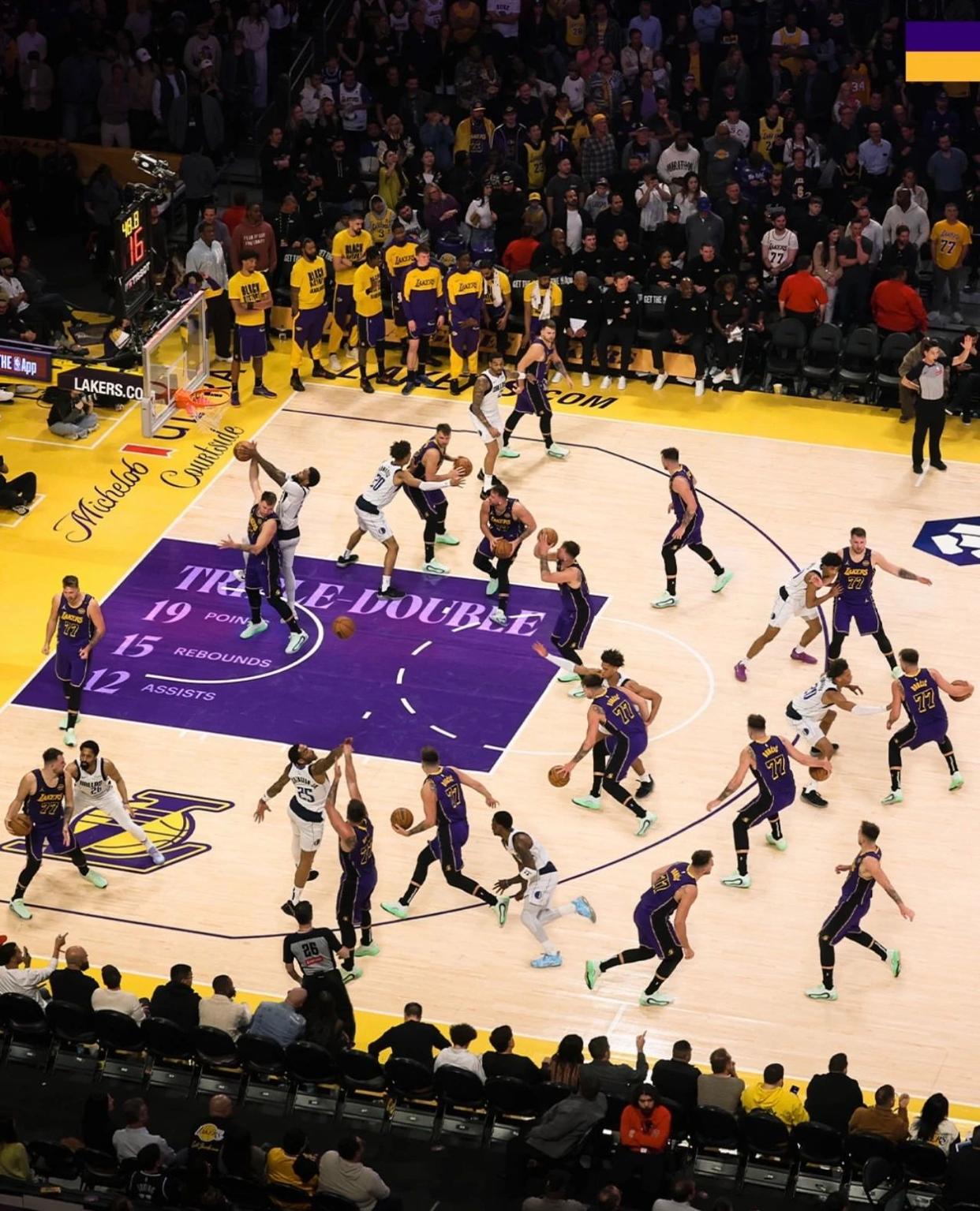 湖人大胜魔术，詹姆斯领导全队获胜