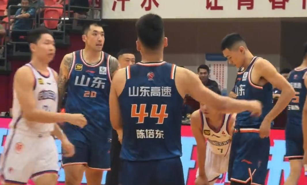 广东男篮取得三连胜陈林坚表现抢眼